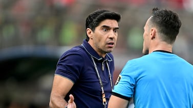 Técnico discutió con los árbitros durante un partido y se ganó una histórica sanción