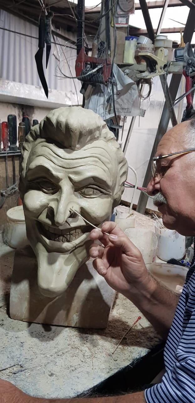 Mario Ledezma Alfaro quien tiene 72 años de edad, es nativo del puro corazón de Heredia y su primera máscara la hizo a los 12 años, fue una calavera, semanas después hizo la segunda, el Pisuicas y a partir de ahí se “enamoró” de este personaje tan fundamental en toda mascarada.