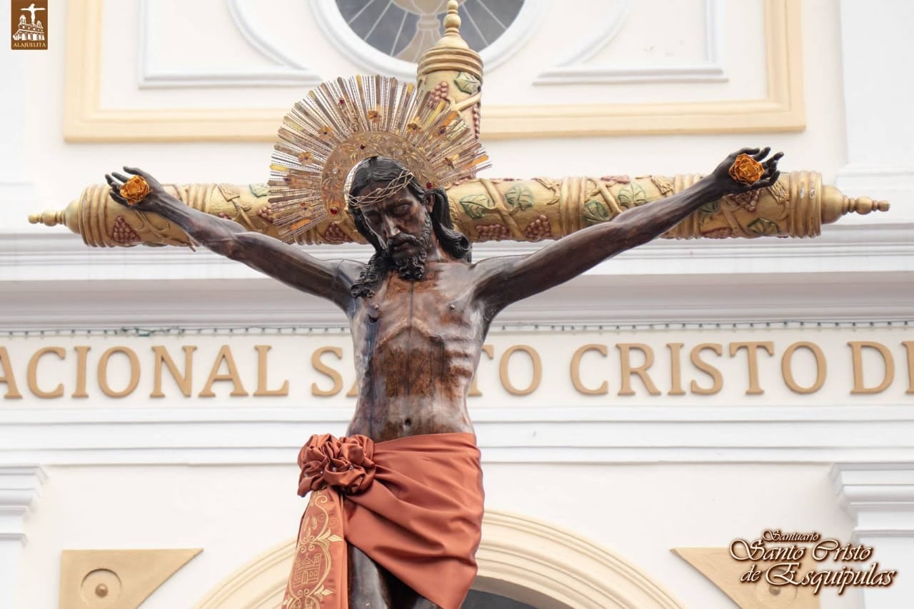 Las celebraciones en honor al Santo Cristo de Esquipulas en Alajuelita, tienen varios ingredientes especiales este 2023, uno de ellos es super histórico: se podrán comprar crucifijos con la imagen de El Negrito, como le dicen de cariño los devotos del Cristo de Esquipulas, la cual estará sobre una cruz de madera de más de 100 años.