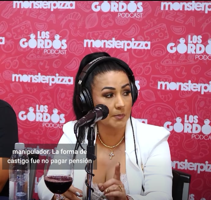 La cantante Elena Umaña estuvo de invitada en Los Gordos Podcast, de Toledo, donde le tiró duro a Henry Moya, su exesposo y dueño de Kalúa.