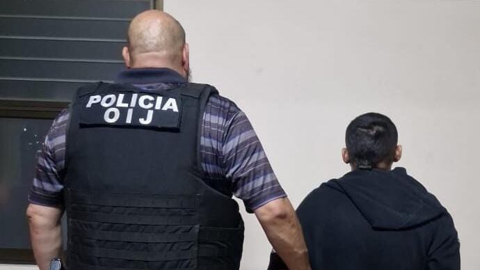 Agentes de la sección de Robos del OIJ detuvieron a tres sujetos de apellidos Herrera, de 45 años; Solano, de 46 y Gómez de 22 años sospechosos de robar en casas, uno de ellos andaba la licencia de conducir de la víctima. Foto: OIJ