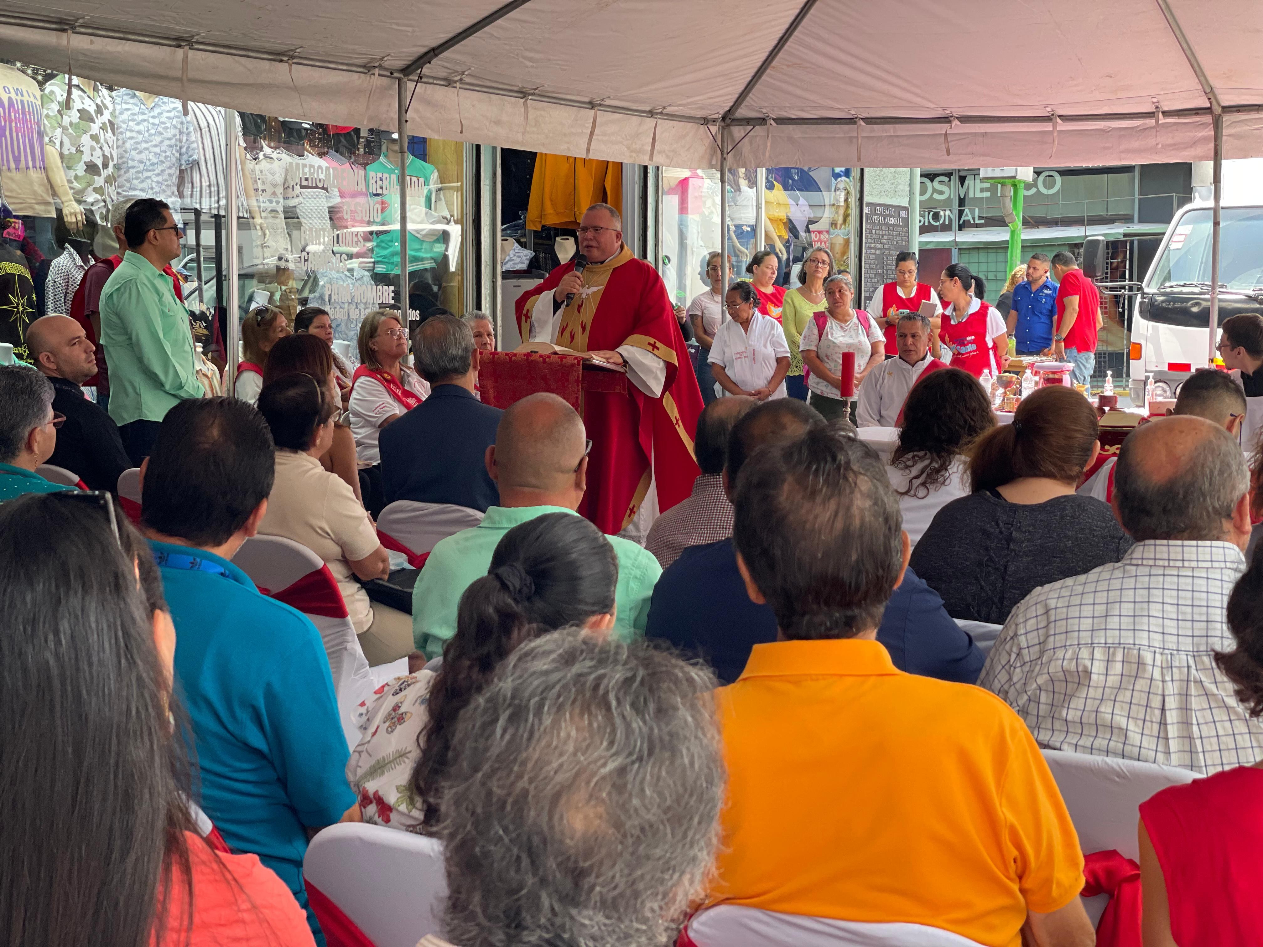 Este viernes 7 de mayo y con motivo de las celebraciones al Sagrado Corazón de Jesús, el padre Sergio Valverde de Obras del Espíritu Santo, celebró misa y bendijo todos los rincones del Marcado Central de San José