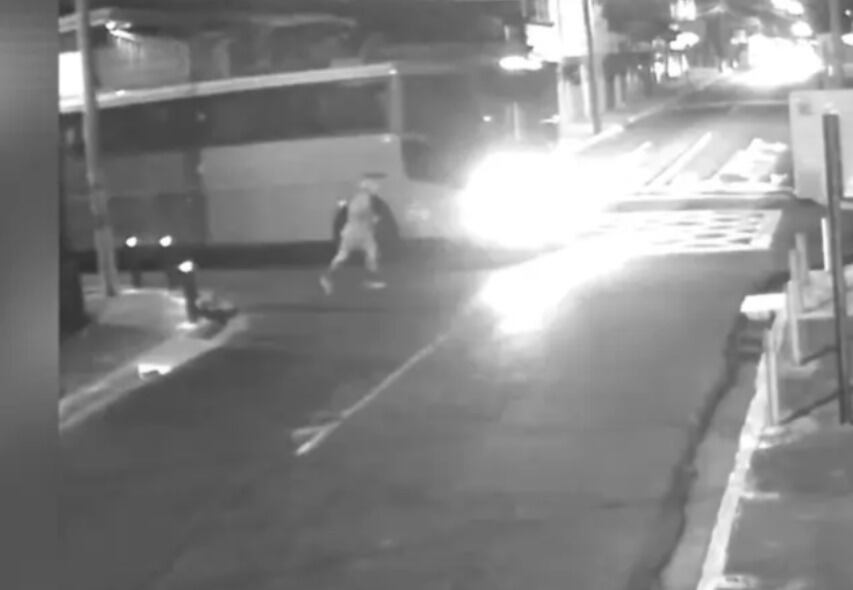 Una cámara captó el accidente y cuando el bus se fue.