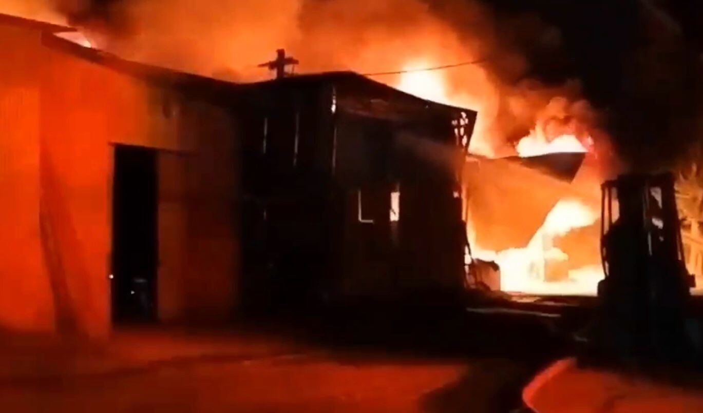 Incendio en bodega de Taras