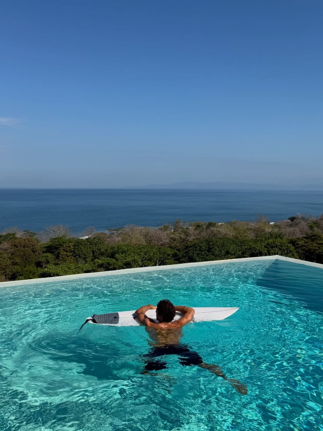 Modelo Jay Alvarrez anda de paseo en Costa Rica
