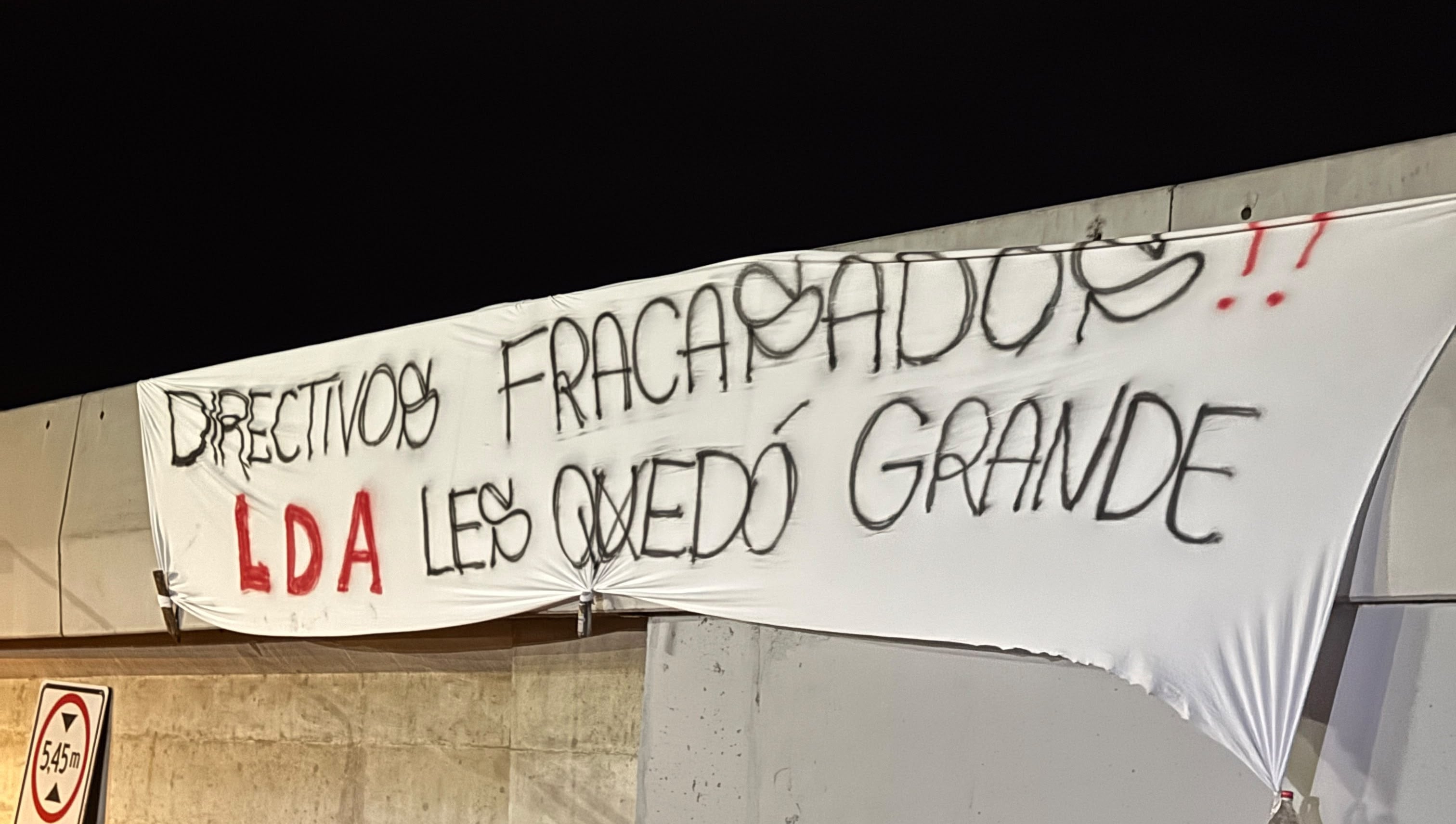 Esta es la manta que algunos aficionados de Alajuelense colgaron en el puente cercano al CAR.