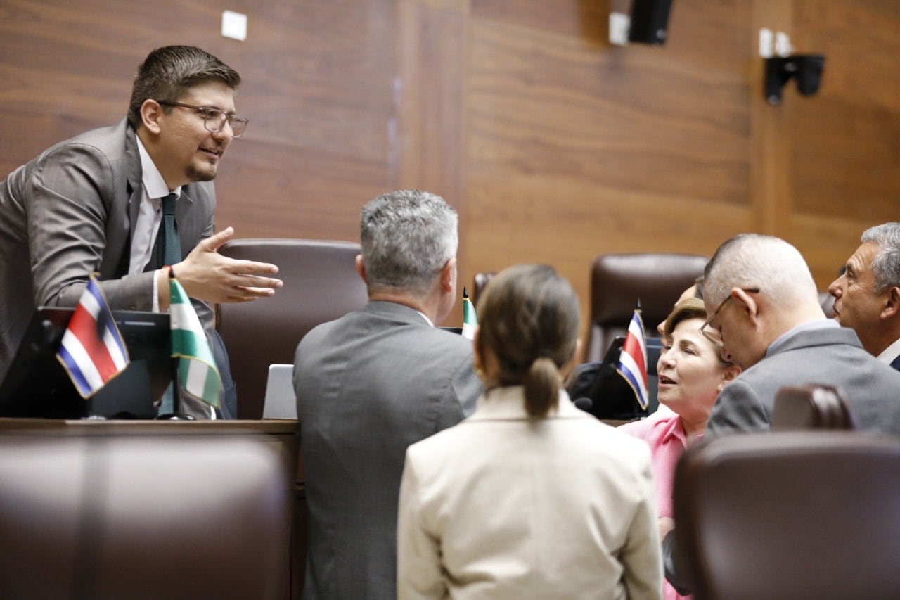 Actividad de los diputados durante la sesión del plenario de la Asamblea Legislativa.