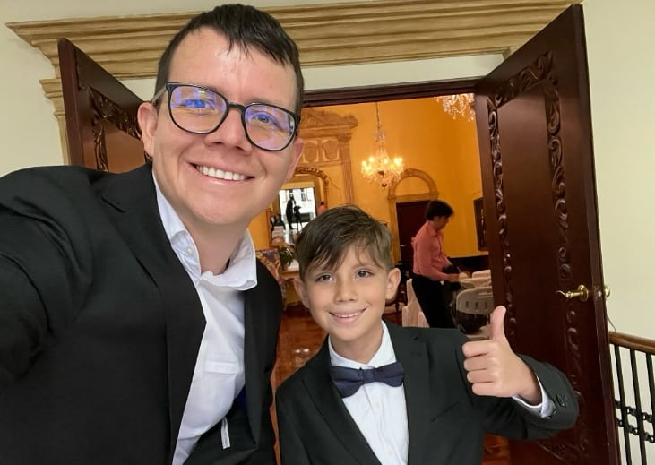 Adrián Marín, periodista de Telenoticias, junto a su hijo Marcelo.