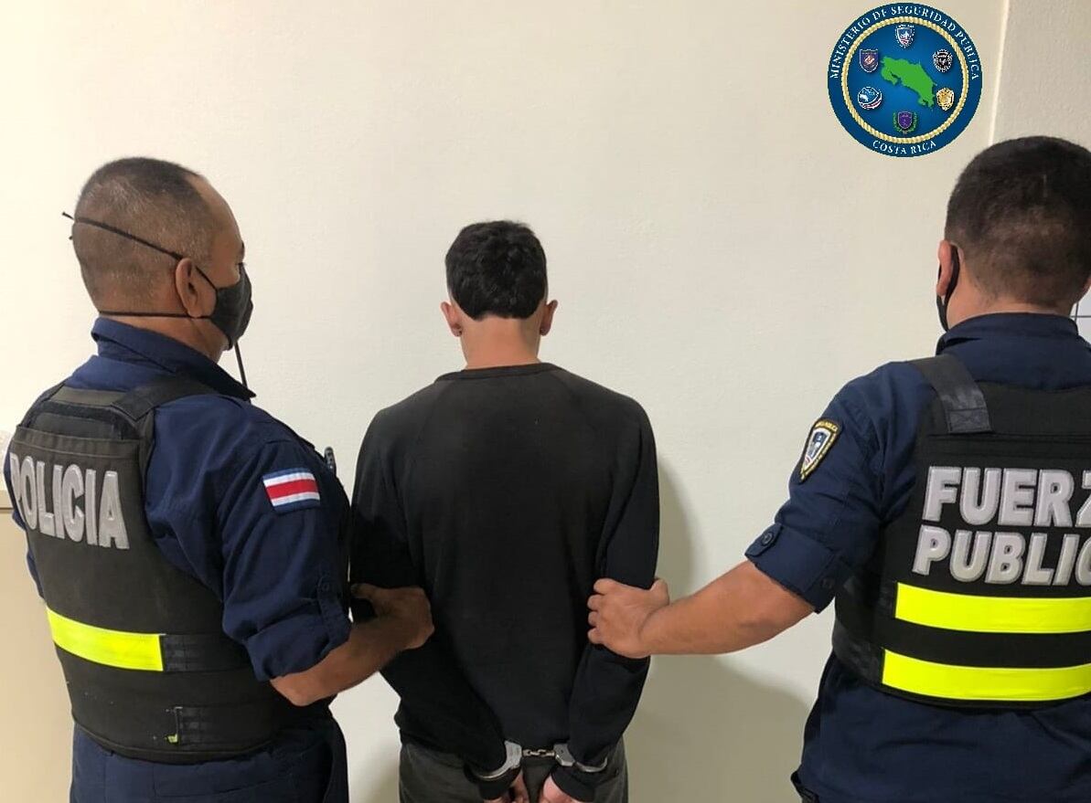 Detienen a dos sospechosos de asaltar supermercado y encañonar a mujer con bebé en brazos. Foto MSP.