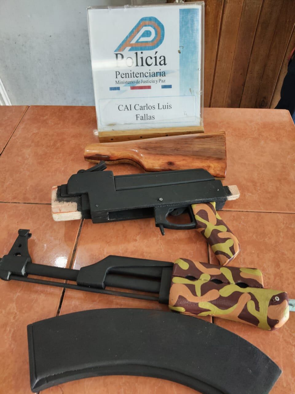La AK-47 de madera fue decomisada en el CAI Carlos Luis Fallas en Pococí.