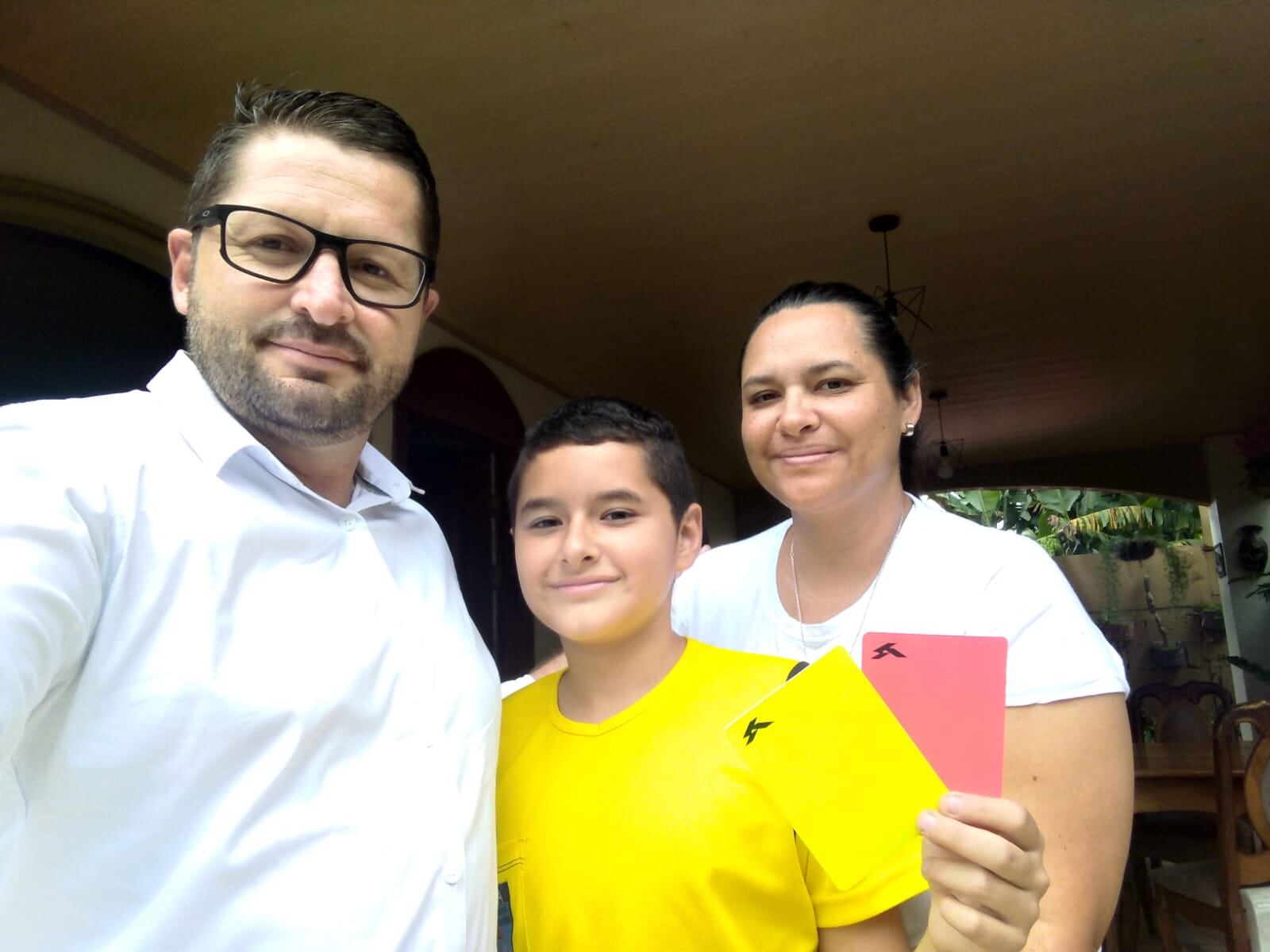 Abraham Rojas Suárez es un niño de 12 años de Grecia que ya se capacitó como árbitro de fútbol.