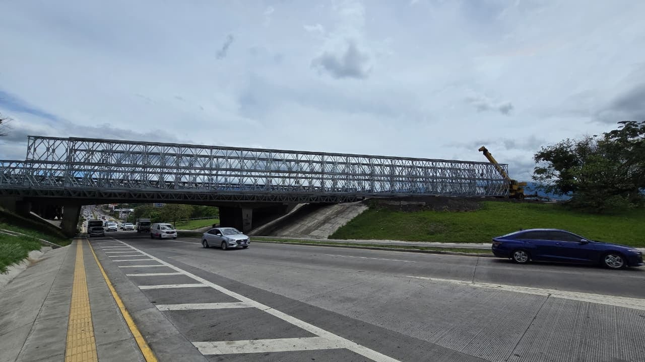 Puente modular frente al aeropuerto Juan Santamaría