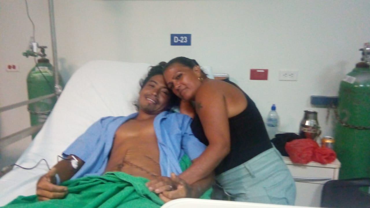 Lester Acuña, pescador que sufrió accidente acuático al volcarse su lancha en Puntarenas. Foto Andrés Garita.