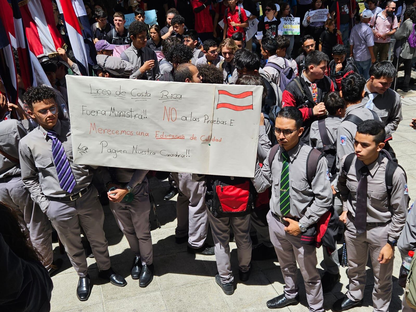 Estudiantes de colegios académicos, técnicos, diurnos y nocturnos de diferentes partes del país se manifestaron este 27 de julio en las calles con una marcha desde la fuente de la Hispanidad en San Pedro hasta el edificio de la Asamblea Legislativa