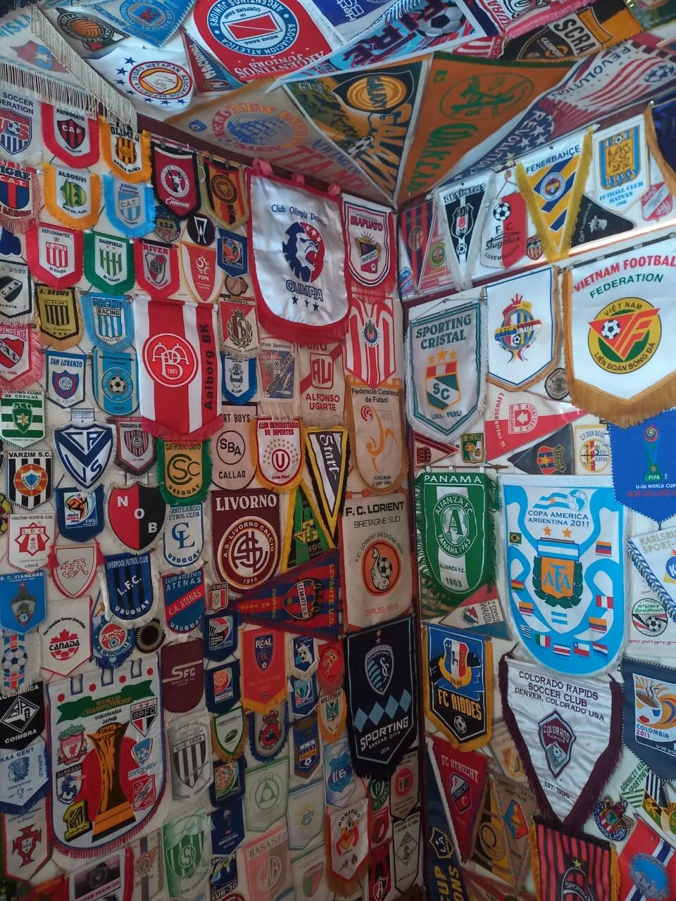 Alex Mazón y su colección'de banderines