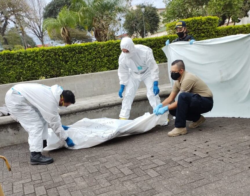 Hombre fallecido frente al hospital San Juan de Dios. Foto cortesía.