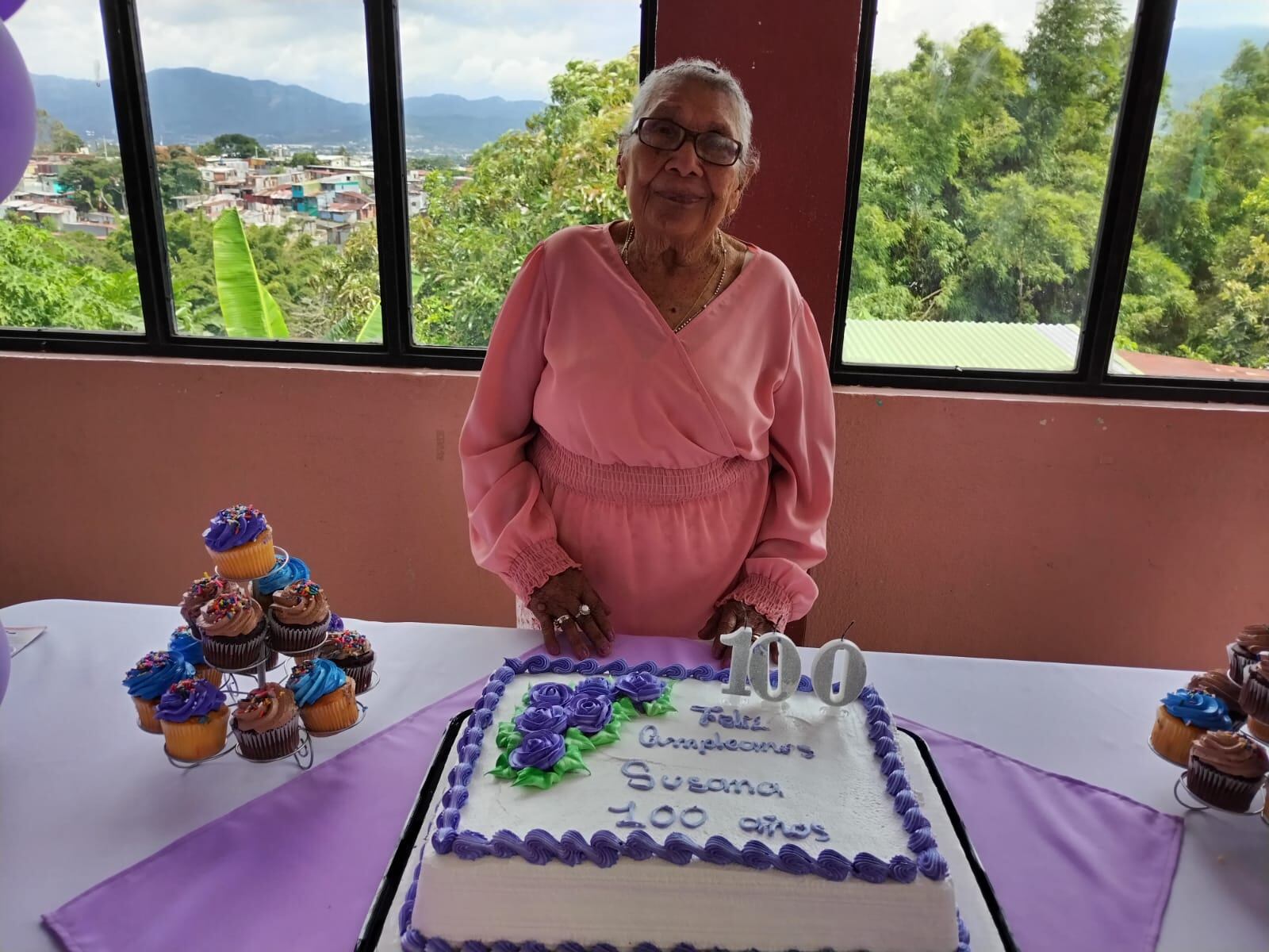 El Centro Diurno de Atención al Adulto Mayor Los Años Dorados, del josefino barrio Cuba, se puso sus mejores trajes y se llenó de alegría para fesejarle a doña Susana Filomena Cruz Vanegas sus 100 añitos de edad