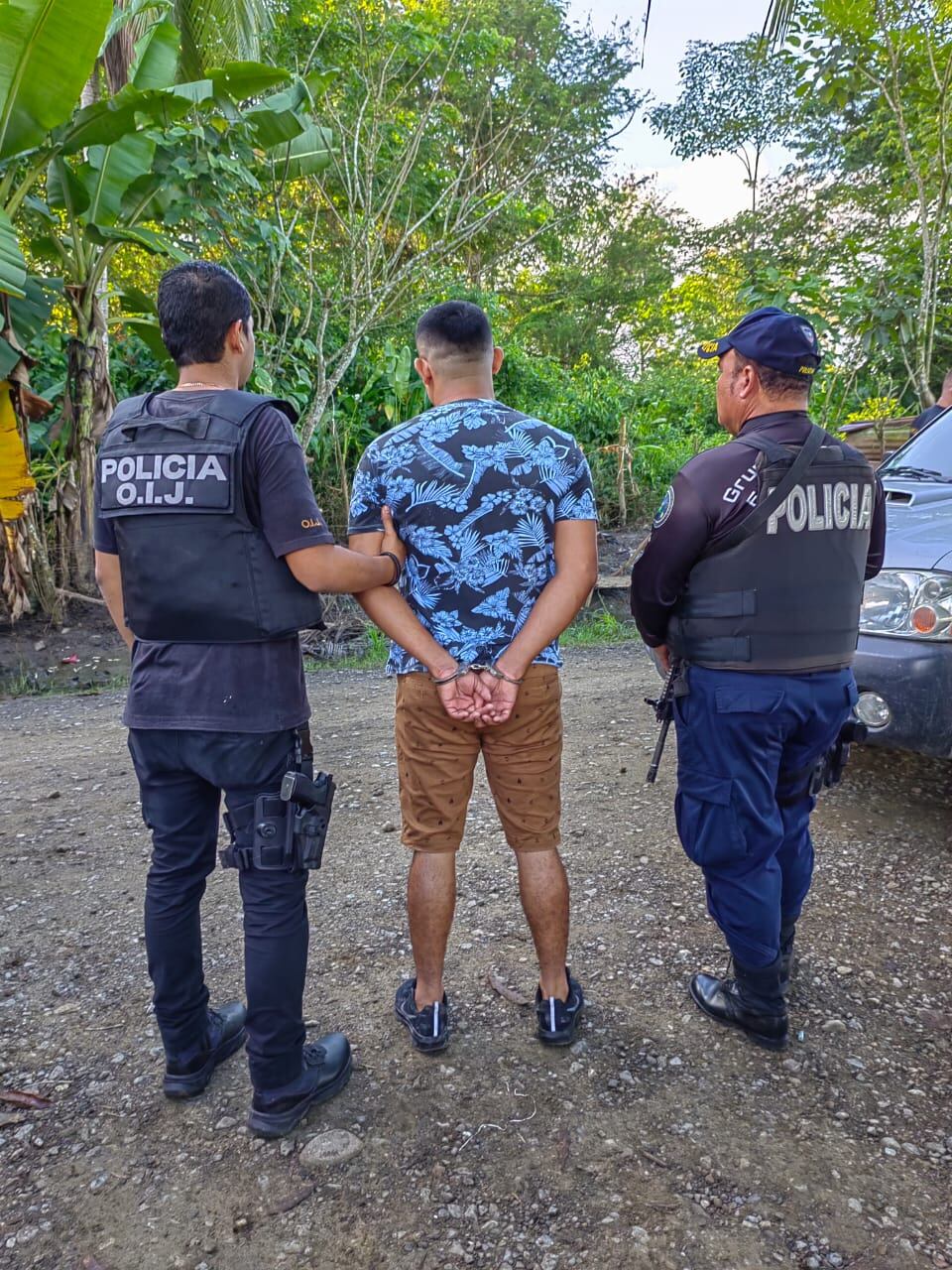 Dos supuestos amigos de apellidos Arana Quintana, de 28 años y Hernández Flores, de 31 años son sospechosos de meterse en casas, amenazar a las familias y llevarse todo lo que pueden, incluyendo algún vehículo que usaban para escapar y cargar lo robado. Foto: OIJ
