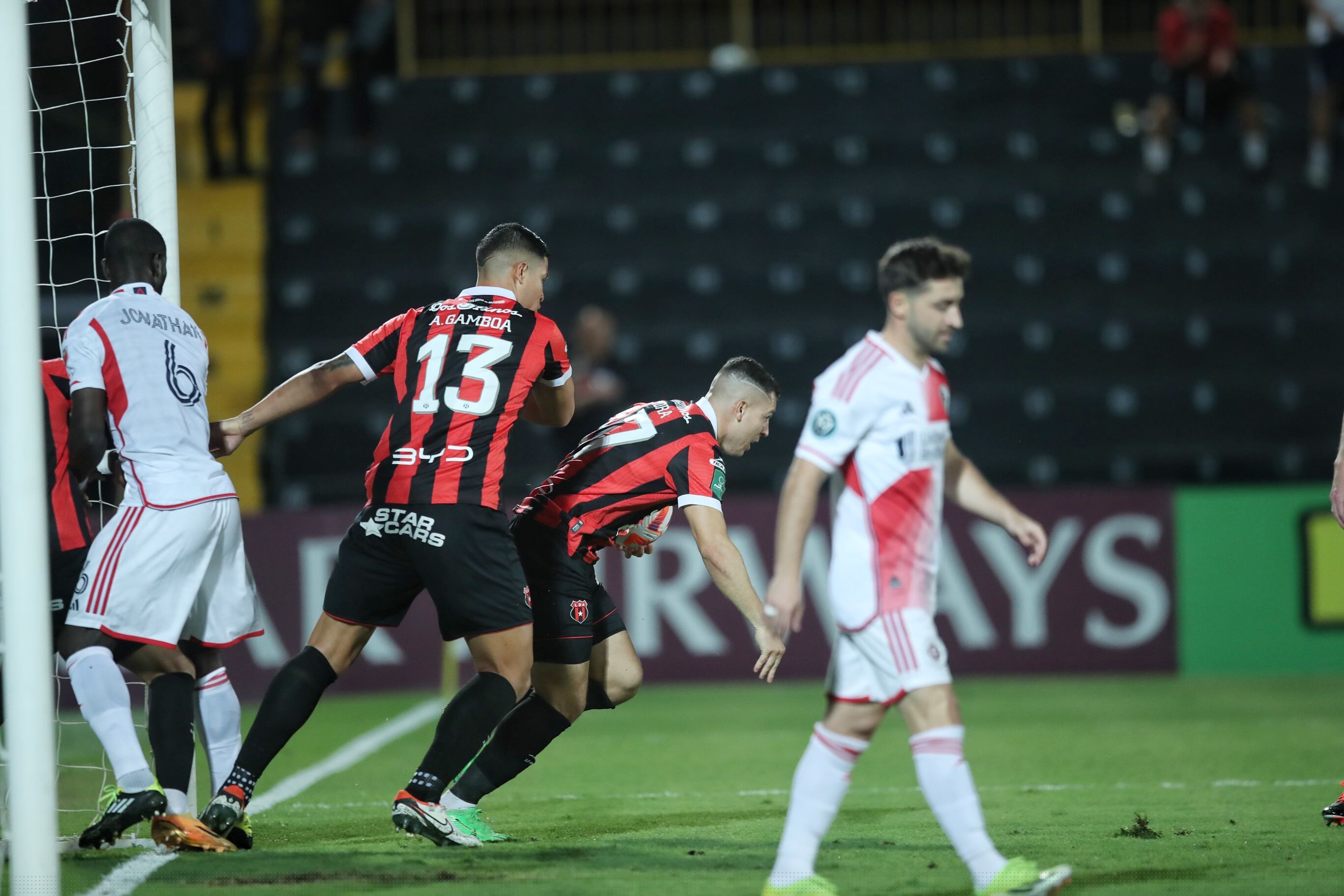 12/03/2024/ juego de vuelta entre Liga Deportiva Alajuelense vs New England Revolution por la CONCACAF Champions Cup en el estadio Alejandro Morera Soto donde el técnico Alexandre Guimarães vuelve al fútbol de Costa Rica dirigiendo a la Liga / Foto John Durán