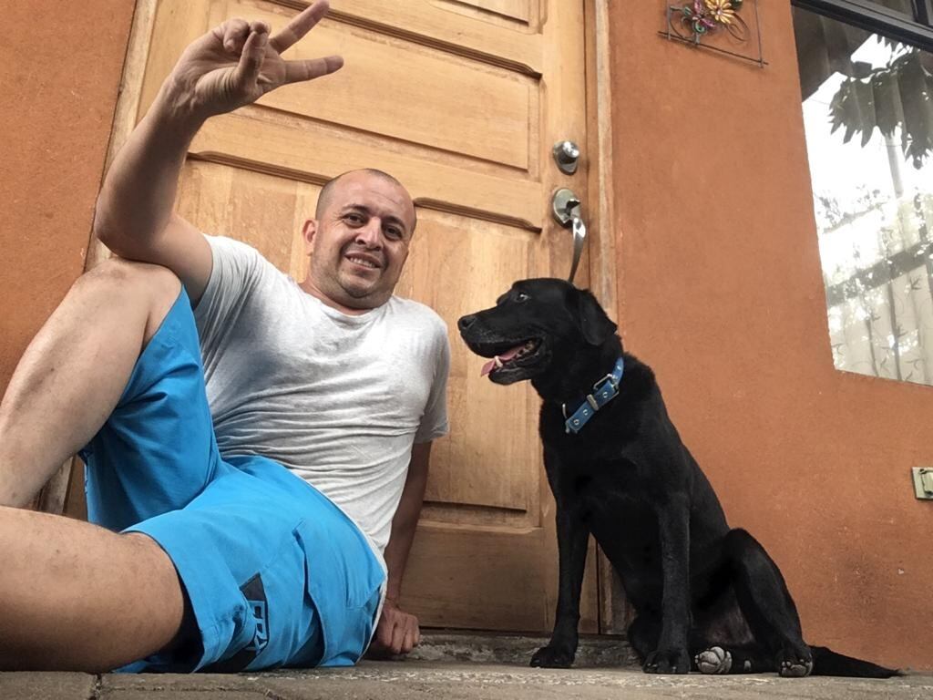 Erik Monge, bombero de la unidad canina de la estación de Tibás.