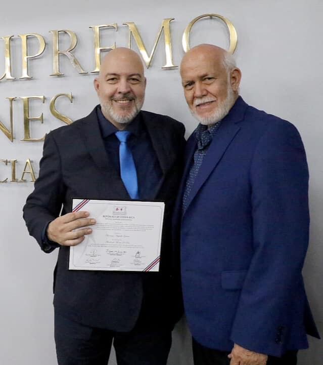 Argüello llegó con su papá, don Domingo a recoger la credencial que lo acredita como alcalde para el período 2024-2028.