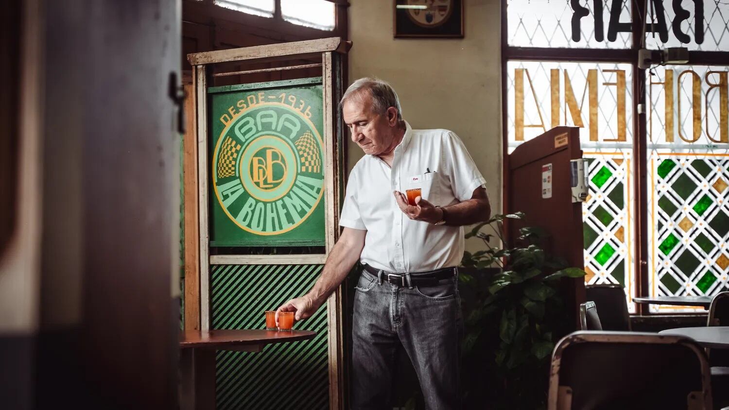 La revista se llama “Punch Drink” (www.punchdrink.com), es de Estados Unidos y el periodista que se vino para Tiquicia y escribió una gran nota sobre el chiliguaro  se llama Nicholas Gill.