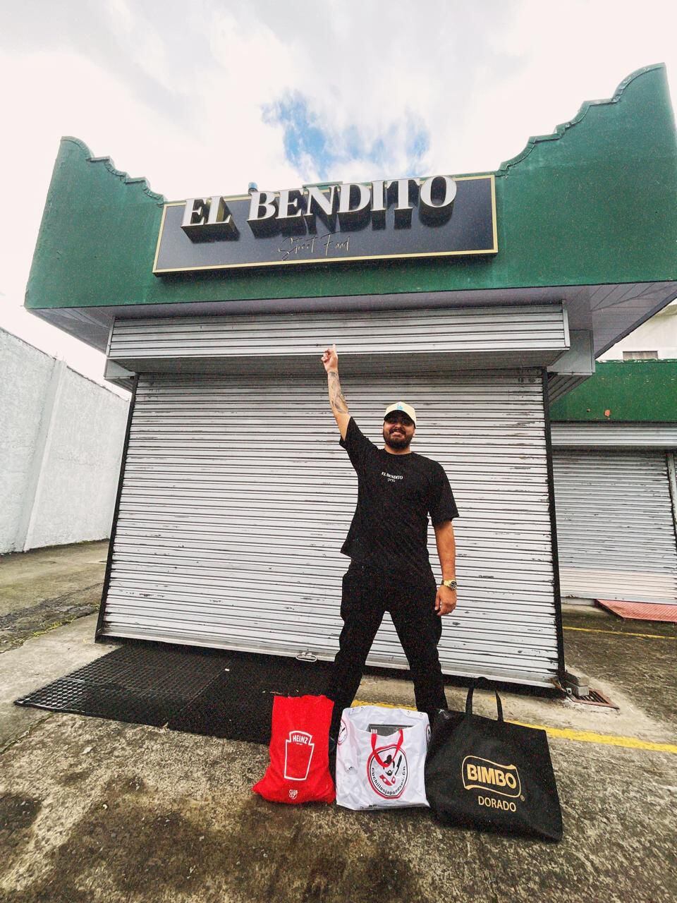 Guerra de Hamburguesas, nuestro reality show, ya tiene su primer finalista, se llama Dereck Sánchez Umaña, es vecino del barrio Zapote, tiene 24 años y ama cocinar prácticamente desde que nació. El sábado 2 de noviembre inauguró su negocito llamado El Bendito.