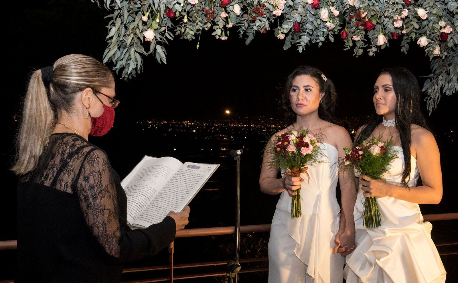 Daritza Araya Arguedas, de 24 años de edad y técnica judicial, se casó con Alexandra Quirós Castillo, una estudiante de 29 años, este 26 de mayo, a las 0 horas con 10 minutos, convirtiéndose así en la primera pareja del mismo sexo que se casa civilmente en Costa Rica.