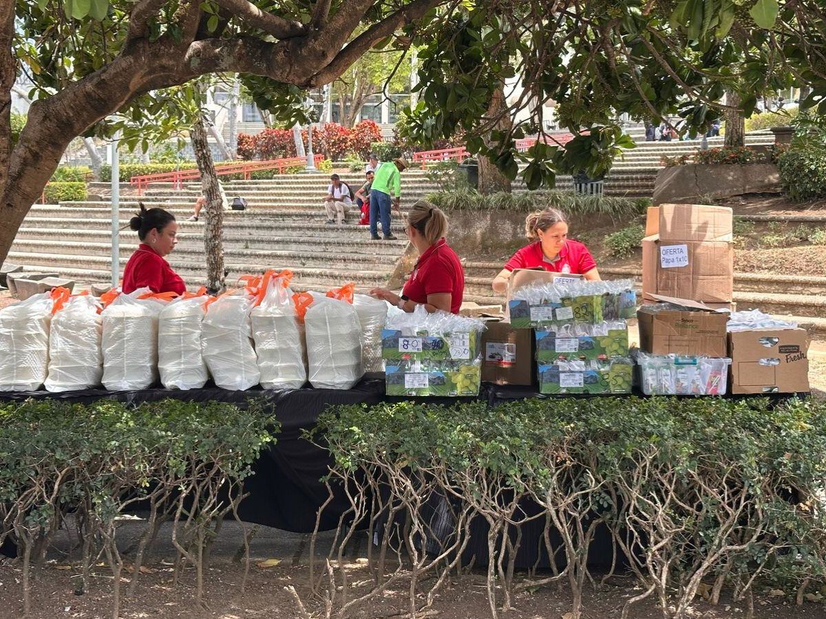 Los asistentes a la marcha de este 18 de marzo podían recibir un almuerzo en la Plaza de la Democracia.