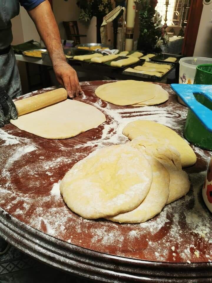 El sacerdote, Geison Ortiz es panadero de San Carlos y vive la cuarentena entre el delantal y la sotana