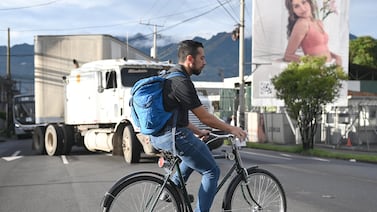 Tiene 27 años y va a trabajar con bicicletas con más de un siglo de fabricadas