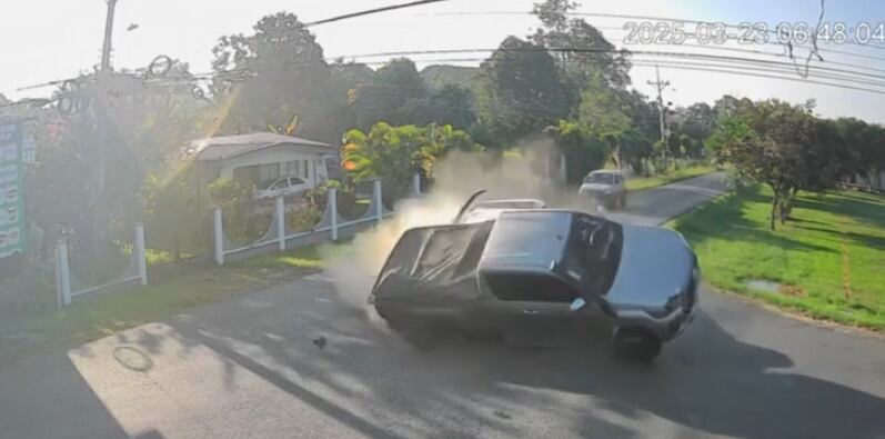 Un choque entre dos pick-ups ocurrió este domingo en Pérez Zeledón. Cortesía