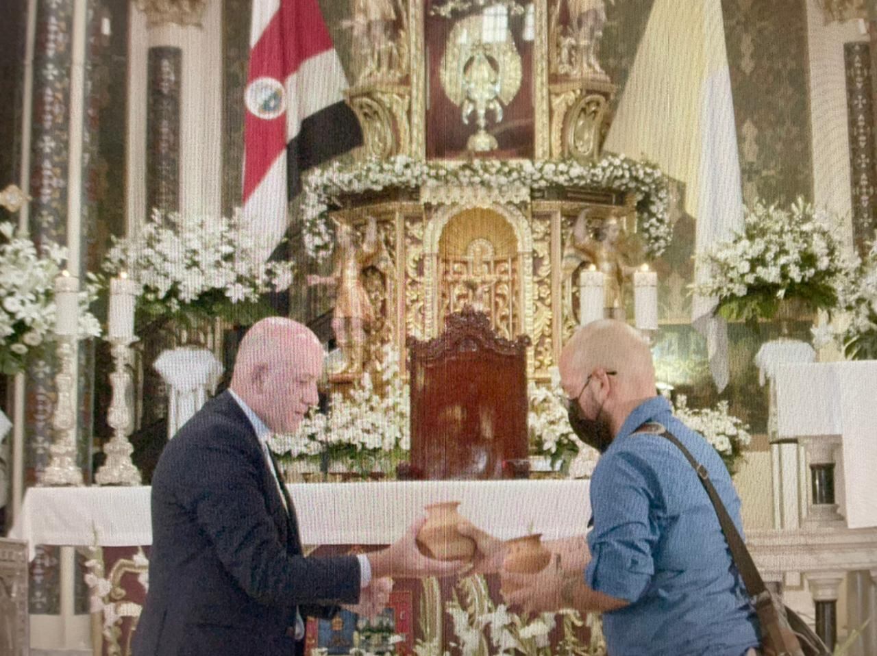 Mauricio Sandino Chavarría, vecino de Aserrí y de 40 años, realizó una especie de romería nacional para recoger las peticiones del pueblo y ponerlas a los pies de La Negrita.