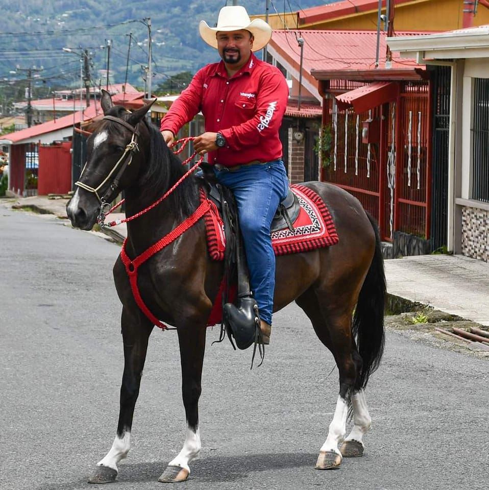 Josua Taisir Masis Alvarado, de 35 años, un reconocido jinete en Cartago y padre de un muchacho y dos adolescentes fue asesinado en una fiesta en Paraíso de Cartago. Foto: Tomada de FB