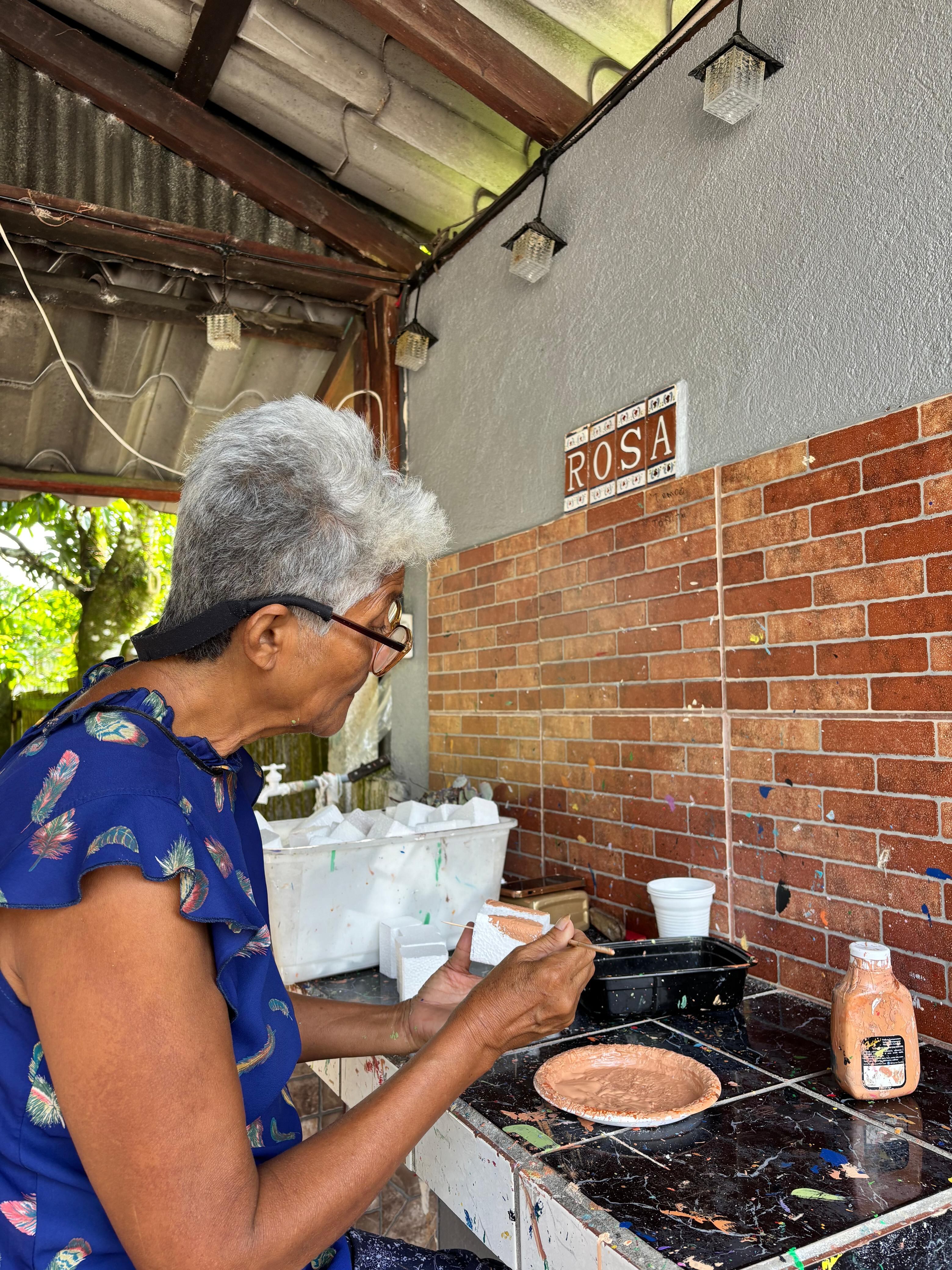 Farianny Castro Ulloa, estudiante de Administración en Recursos Humanos en la Ulicori, aprendió el oficio de manualidades de su mamá, Karla Ulloa Gaitán, quien comenzó el negocito hace unos 27 años.