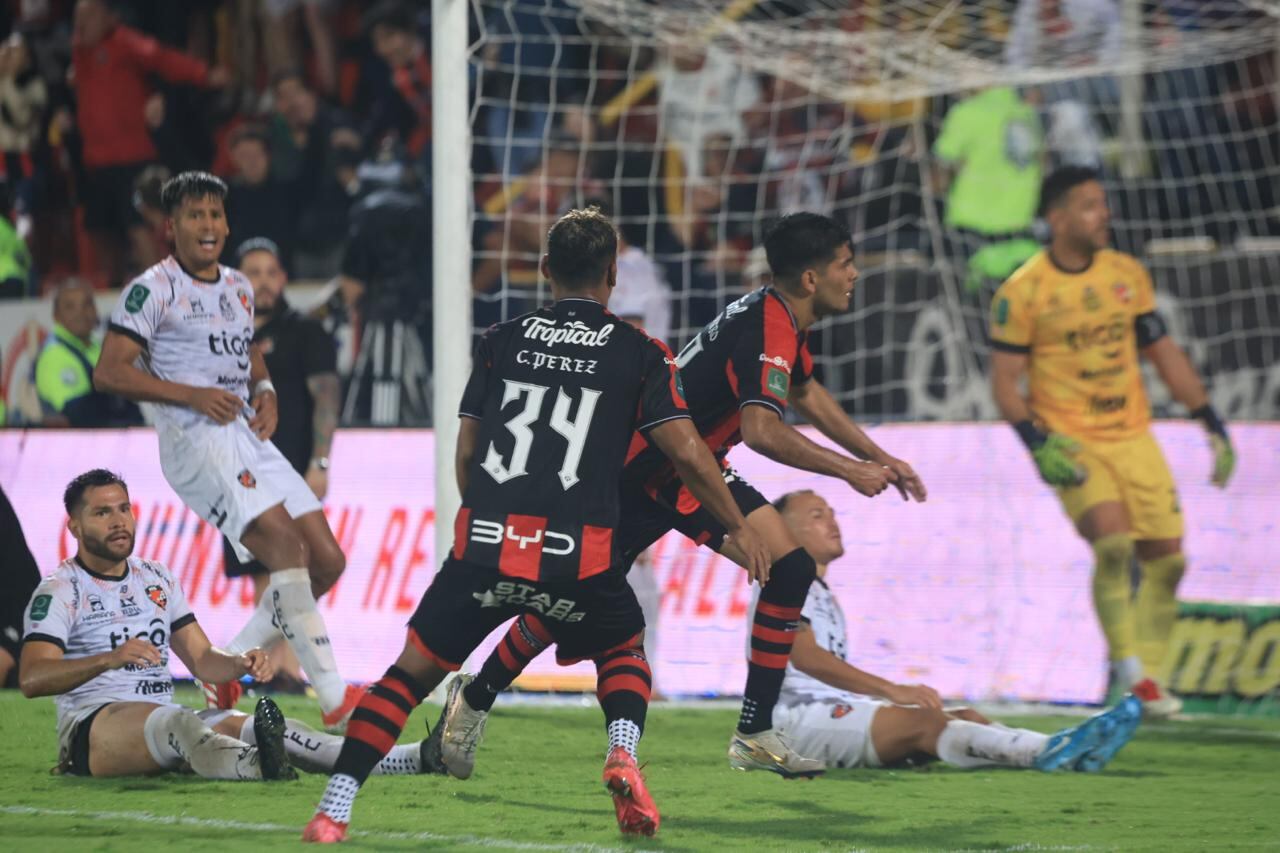 Juego entre liga vs Puntarenas por el segundo partido de la semifinal / foto Rafael Pacheco
