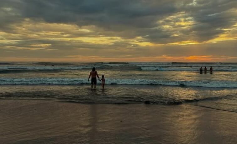 El actor Norman Reedus y su pareja Diane Kruger en Costa Rica 2025.