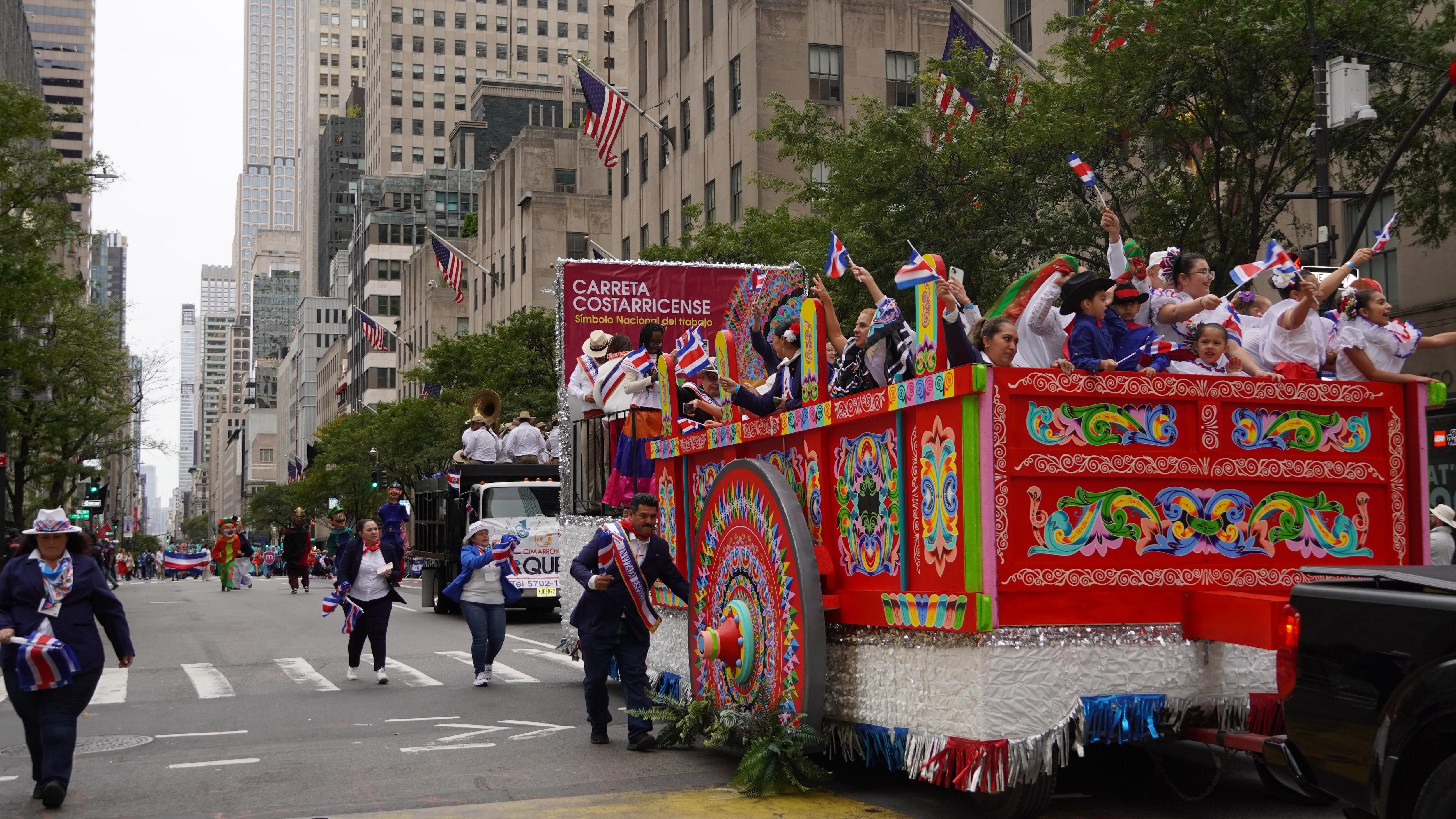 Más de 400 ticos desfilaron el 12 de octubre del 2025 en el Desfile de la Hispanidad sobe la Quinta Avenida de Nueva York.