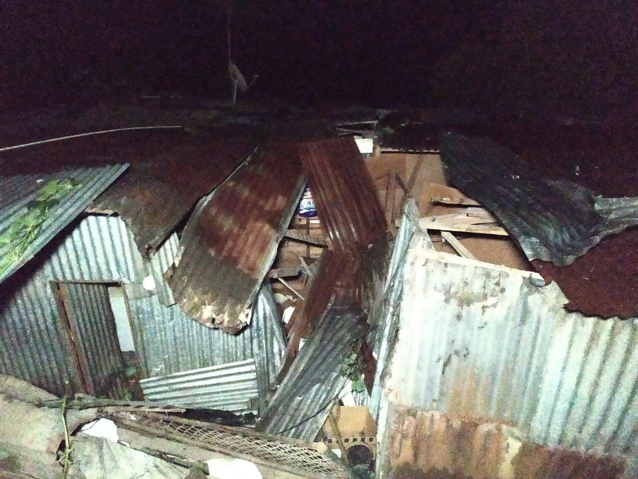 Carro cae sobre casa en San Rafael de La Unión, Cartago. Foto suministrada por Keyna Calderón.