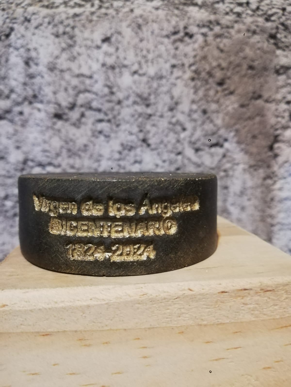 El arquitecto y escultor Luis Alonso Ramírez, vecino de Grecia, está trabajando ya en un precioso homenaje a la Negrita por los 200 años de ser patrona tica que se cumplen el 24 de febrero del 2024, creando 200 virgencitas de los Ángeles