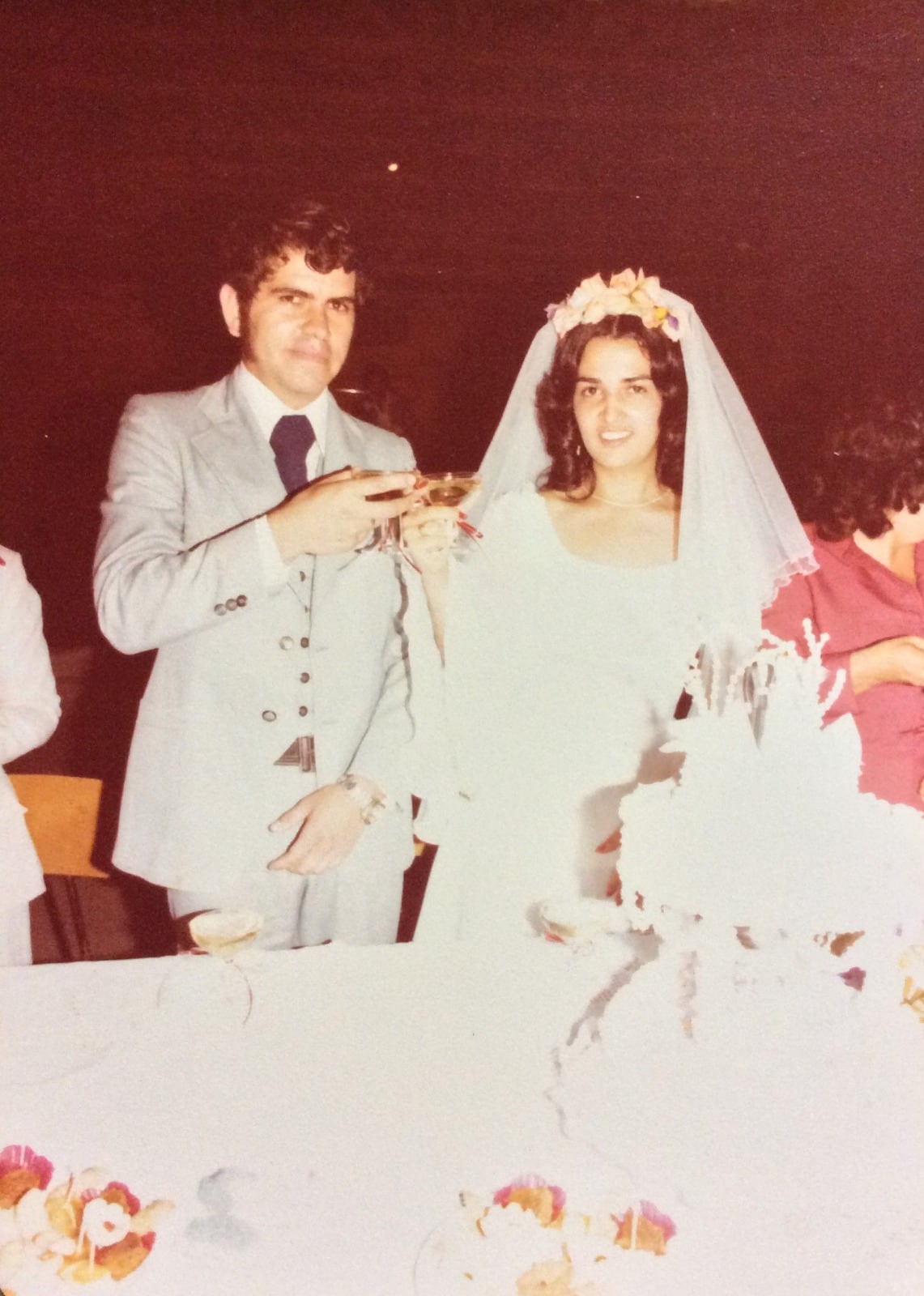 Aníbal Quesada Paniagua se enamoró de Giselle Castillo Lara cuando era un seminarista, se casaron y tuvieron dos hijos, pero un accidente aéreo separó a la familia. Él decidió convertirse en sacerdote para estar cerca de su familia. Foto: Mariluz Castillo para La Teja