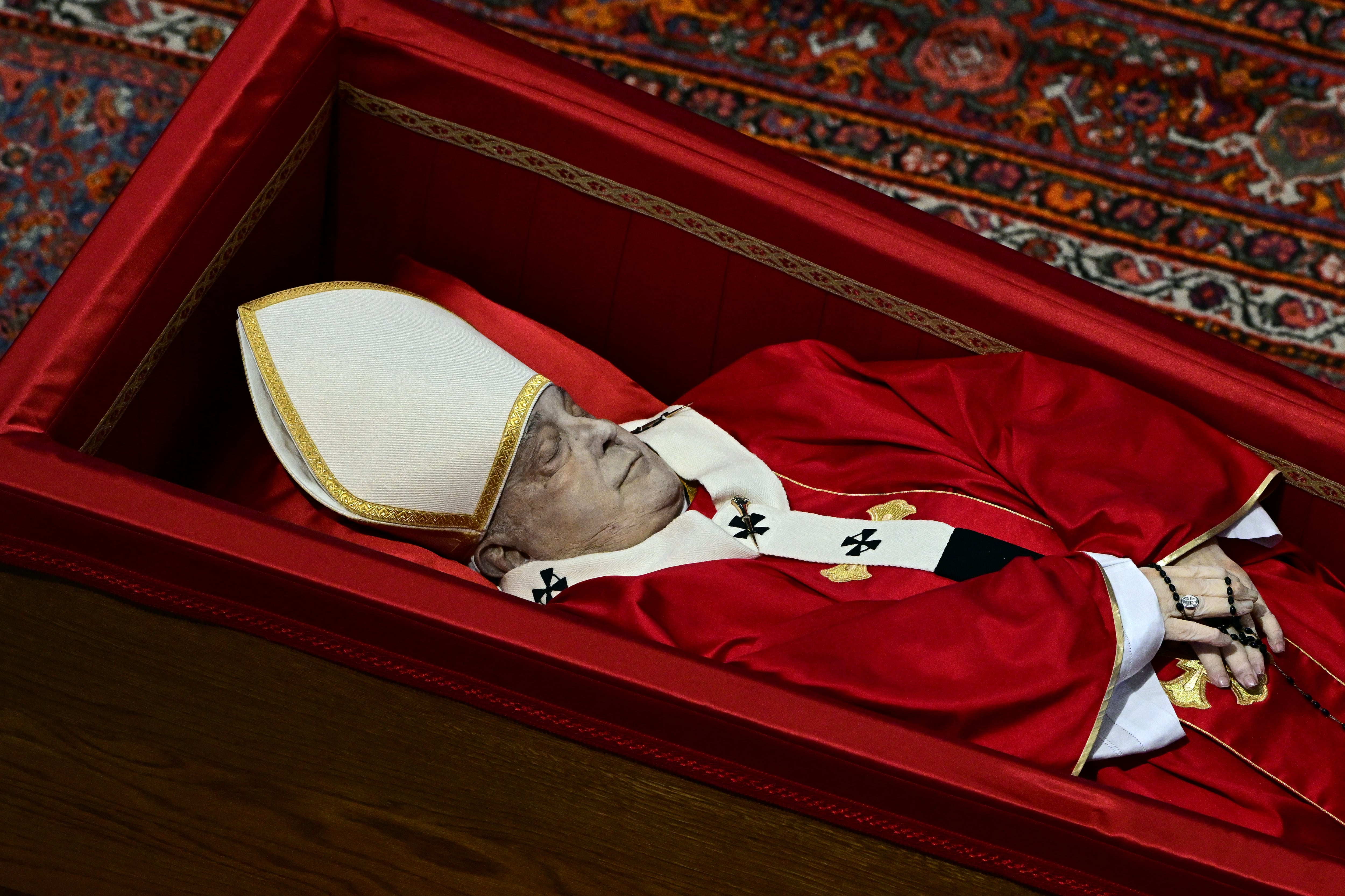 Una marea de fieles despide al papa Francisco en la Plaza San Pedro.