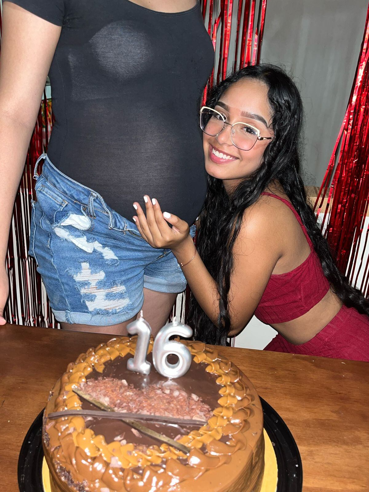 Una mamá de 21 años, Darling Peralta, llora desconsolada y sin parar porque el bebito de 40 semanas se le murió en la pancita. Denuncia que su bebito falleció por negligencia de los doctores del Hospital San Rafael de Alajuela