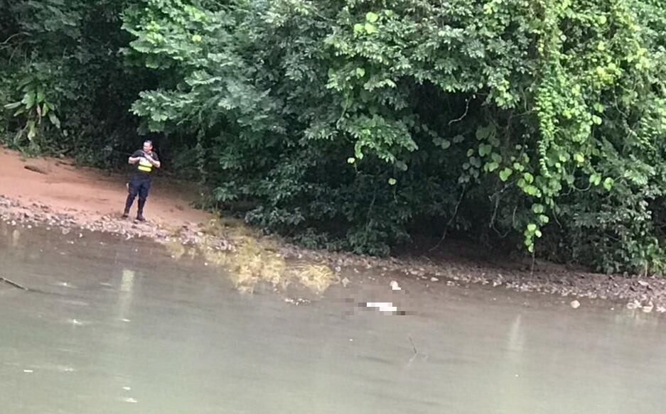 Hallan cuerpo dentro de río en Dominical de Osa. Foto cortesía.
