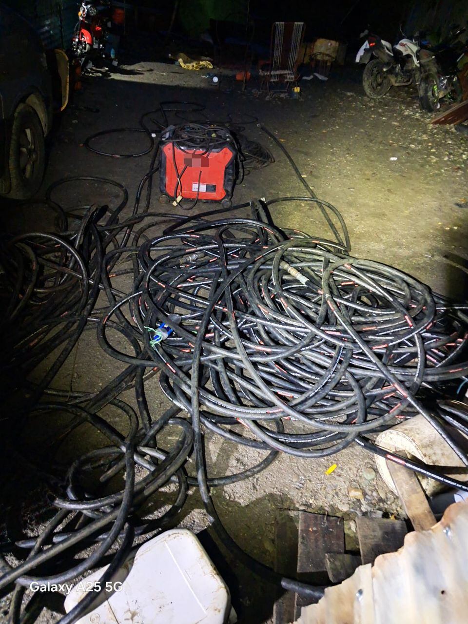 Detienen a 11 sospechosos de robar combustible en Moín.