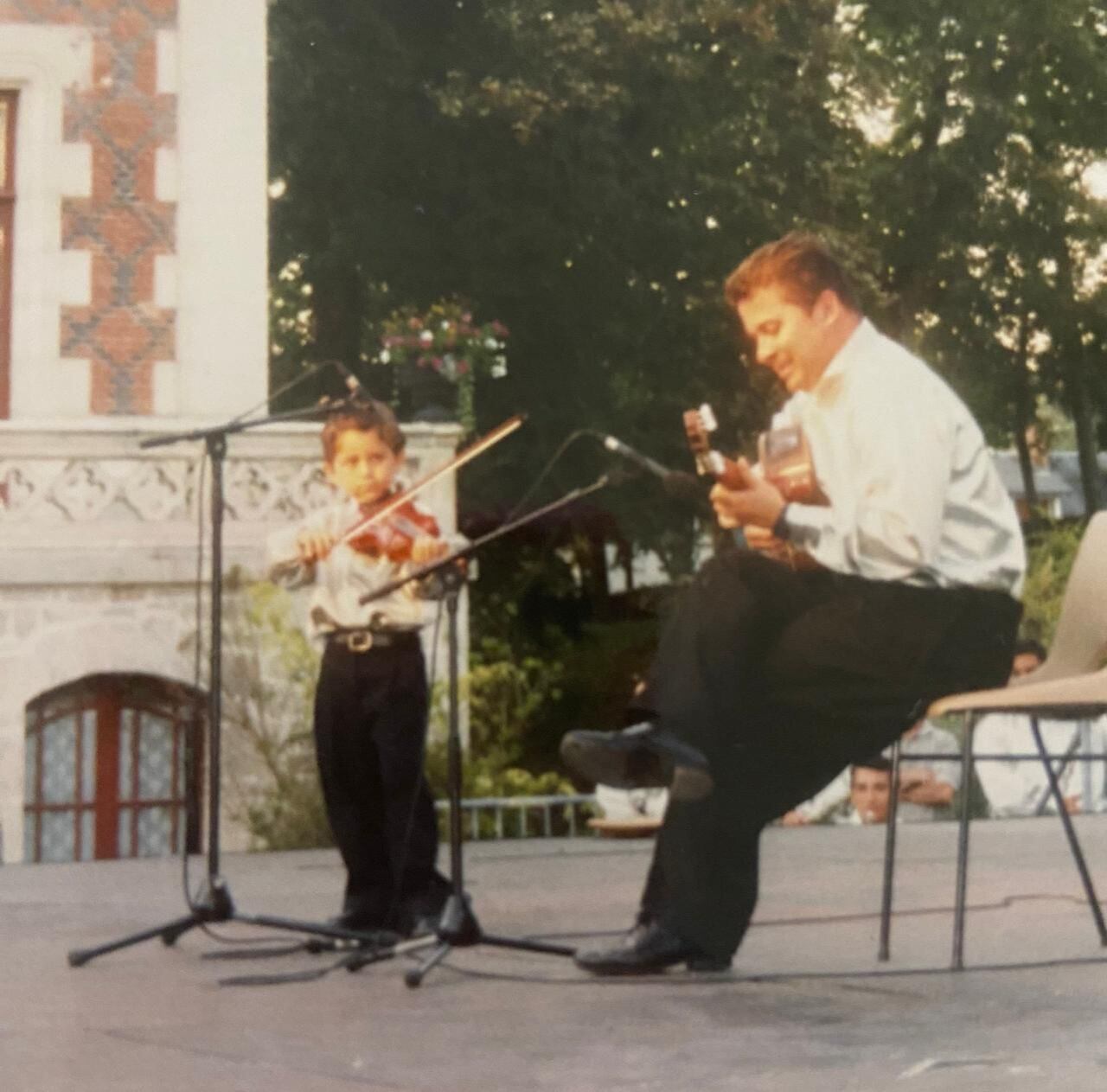 Luis Castillo Briceño, nativo del residencial Las Margaritas en San Sebastián, se alzó con el primer lugar en una de las competencias más importantes del planeta en dirección de orquestas y puso en alto a Costa Rica con su carisma, talento y sabor pura vida. En la foto con el papá, Luis Castillo Campos, quien ya falleció.