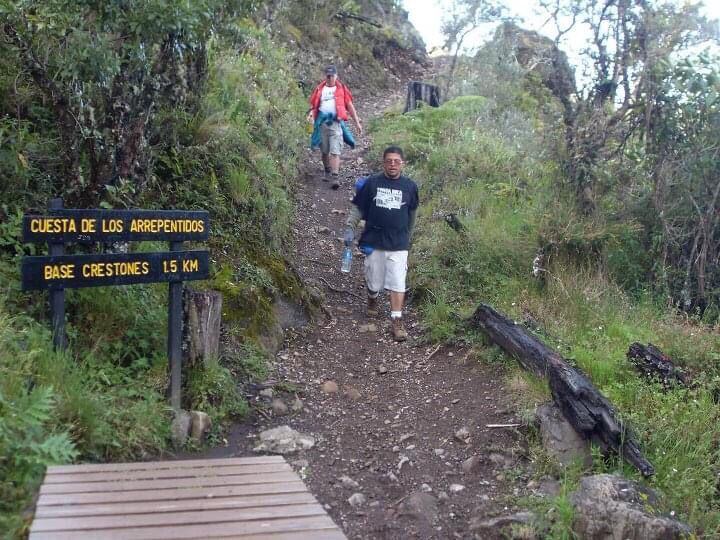 Alexander Fernández Vargas, sufrió un accidente de tránsito el 10 de diciembre del 2011 en Dominicalito por el que perdió sus dos piernas. Actualmente camina con prótesis, maneja carro y hasta es seleccionado nacional de voleibol sentado