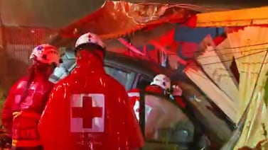 Carro choca contra casa en Coronado y deja a sus ocupantes atrapados