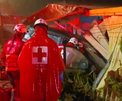 Un vehículo chocó contra una vivienda en El Rodeo, en Vásquez de Coronado, y dejó bloqueada la entrada de la casa. Foto: Cruz Roja