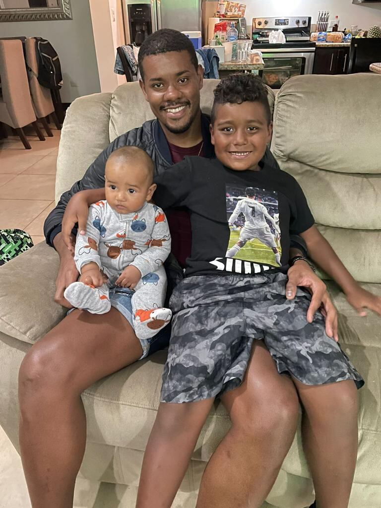 Darryl Parker con sus hijos Oxland y Dominick